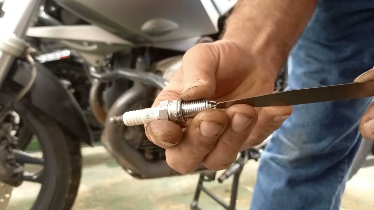 BMW R1200GS Spark plug change with SHOCKING discovery!