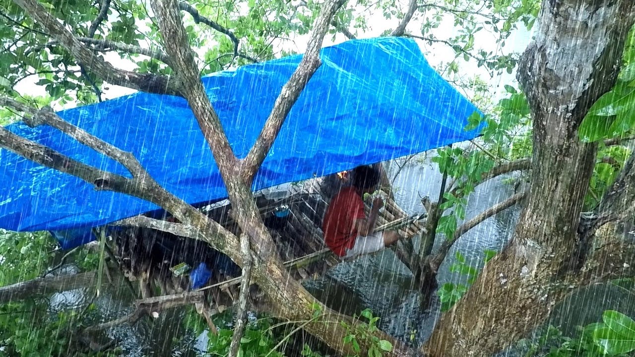 SOLO CAMPING HUJAN BADAI, MEMBUAT SHELTER DI ATAS POHON YANG TENGGELAM