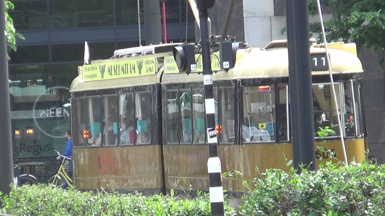 Oude tram nabij het Centraal Station te Rotterdam