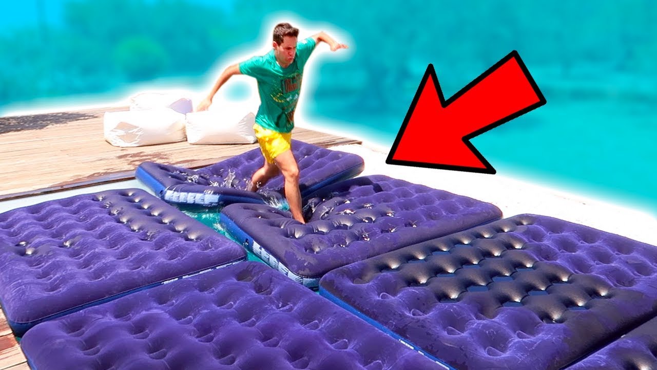 CAMMINARE SU UNA PISCINA PIENA DI GONFIABILI!