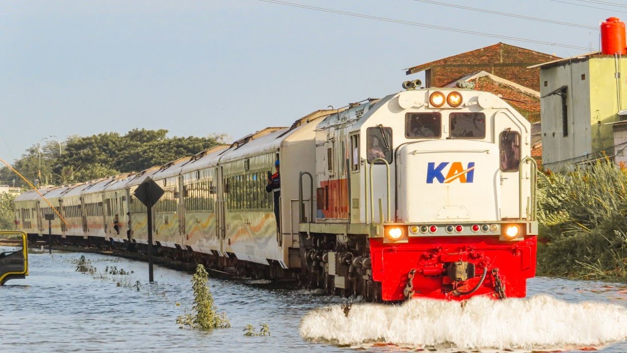 NEKAT TERJANG BANJIR ! KERETA API INI MEMBUAT GELOMBANG AIR BESAR SAAT MELINTAS