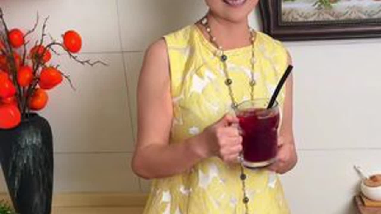 乌梅的酸、山楂的甘、桂花的香在锅中交融，咕嘟咕嘟冒着琥珀色的气泡，熬出一锅浓稠透亮的深褐色汤汁。冰镇后倒入青花瓷碗，表面浮着几朵金黄桂花，光看着就令人暑气全消！#酸梅汤 #夏日饮品 #爱美食爱生活