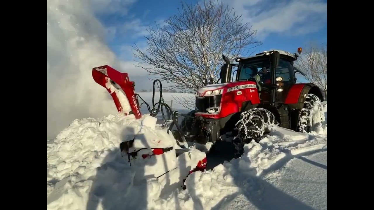MF 8735 S et fraise Normand dans le Cantal où il est tombé plus d’un mètre de neige