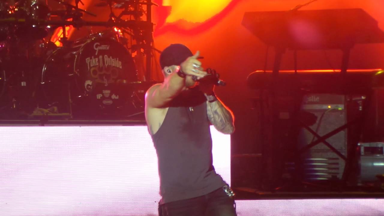 Brantley Gilbert- Bottoms Up Little Girl Comes On Stage Pitt PA August 2016