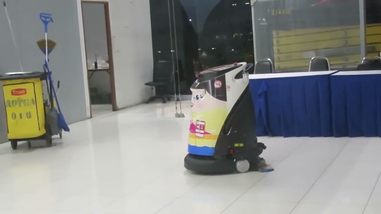 タイ：スワンナプーム国際空港：お掃除ロボット