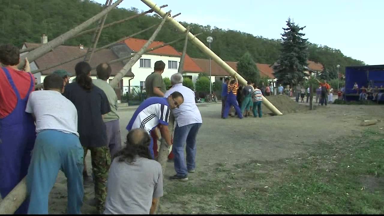 Ruční stavění máje