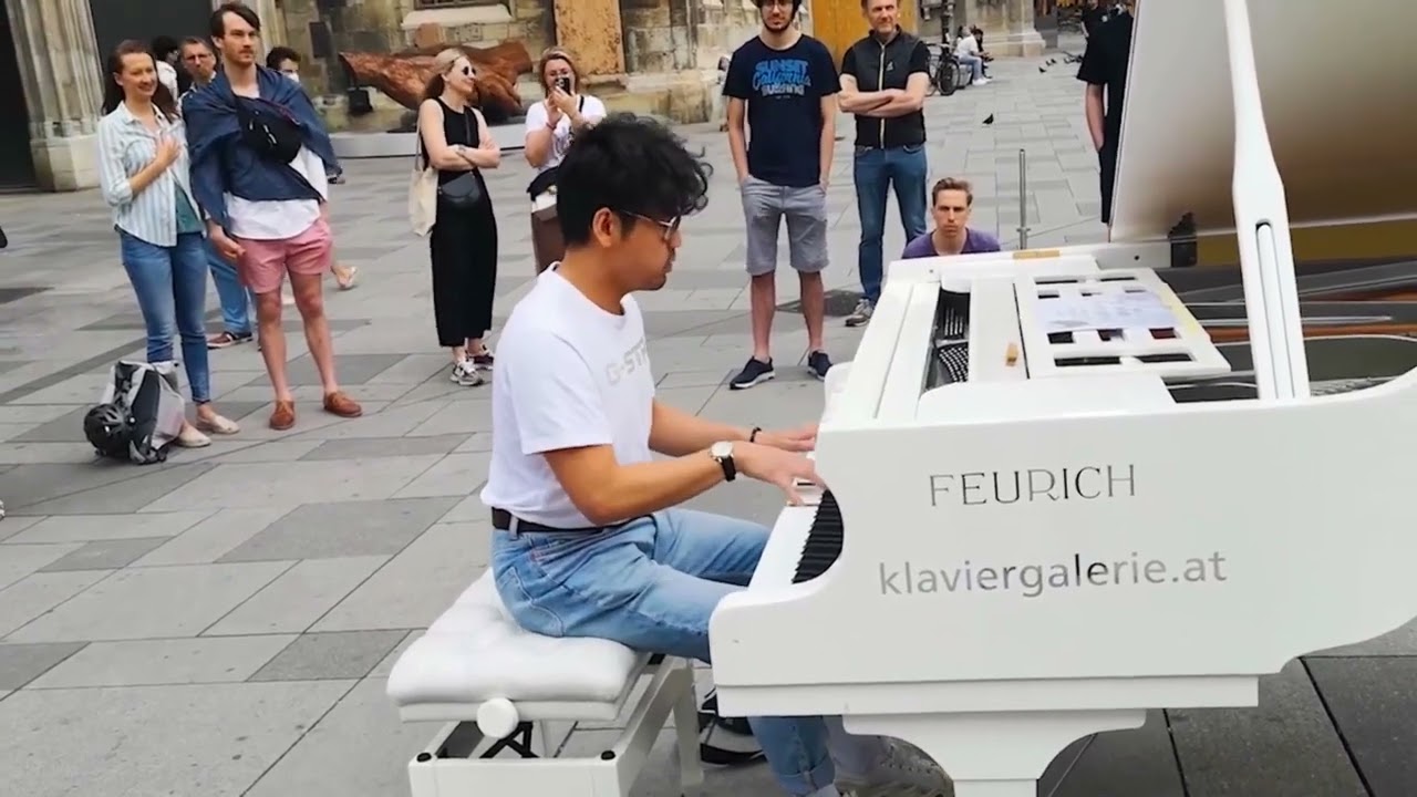 Tourist besucht Wien nur um auf einem öffentlichen Klavier 'George Michael' zu spielen!