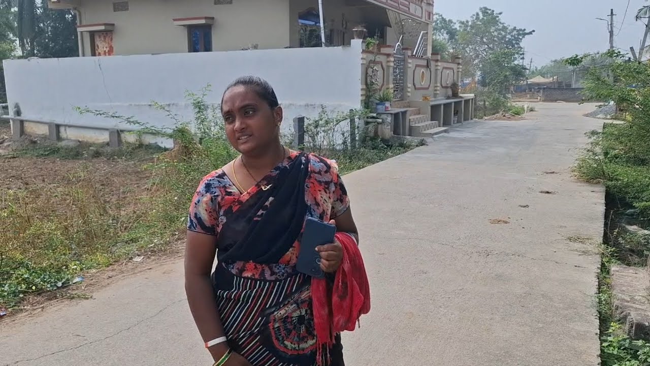 నా కొడుకు స్కూల్ ఫీజు కట్టడానికి పోరుగురు వెళ్తున్నాను... వచ్చేటప్పుడు బాబు ఏడ్చాడు