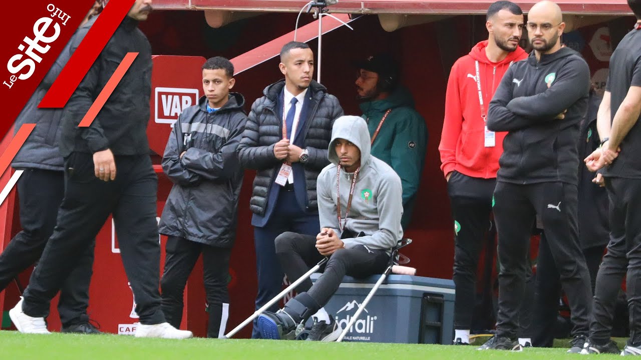 معتمدا على عكازين.. أوناحي متأثرا من إصابته ويتابع بحسرة العمليات الإحمائية للاعبي المنتخب المغربي