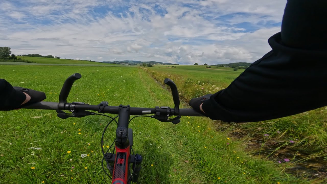 Tour #8: Wiesenweg am Bach &ndash; Natur pur unter blauem Himmel 🌿🌤️ [MTB, Brust-POV, 4K, HV]