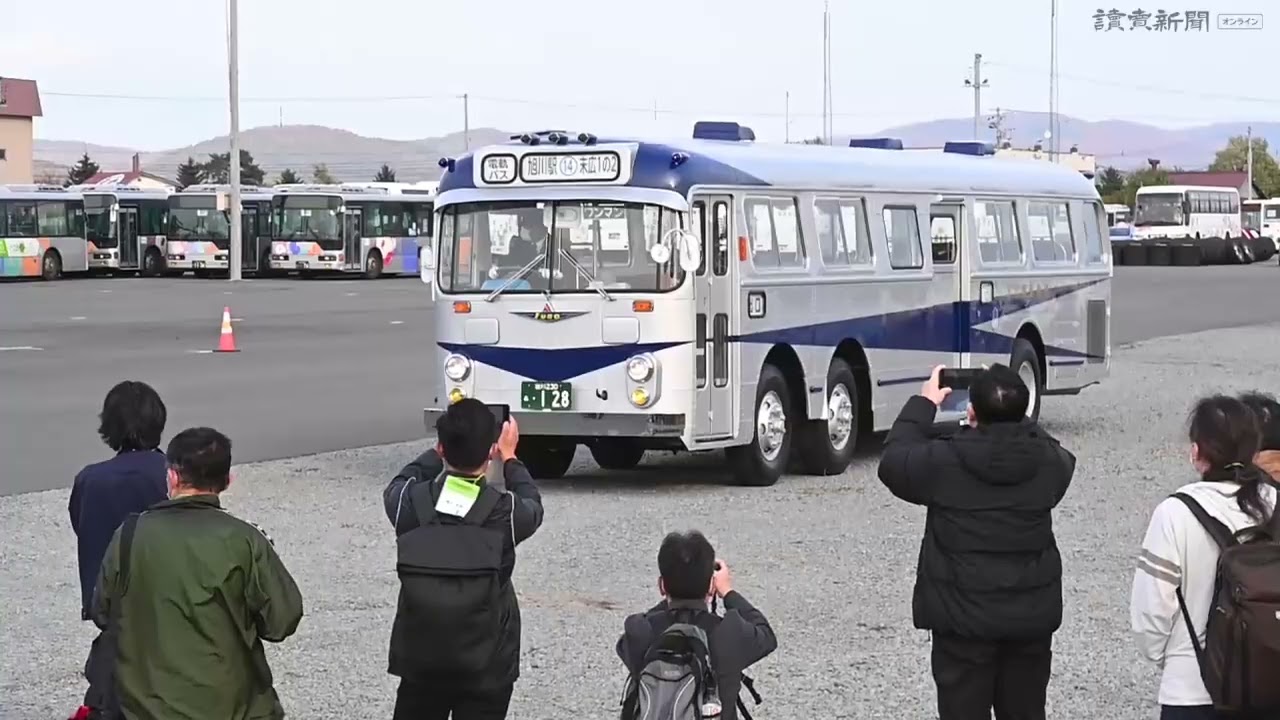 ３軸で八輪　復元レトロバスお披露目…北海道・旭川