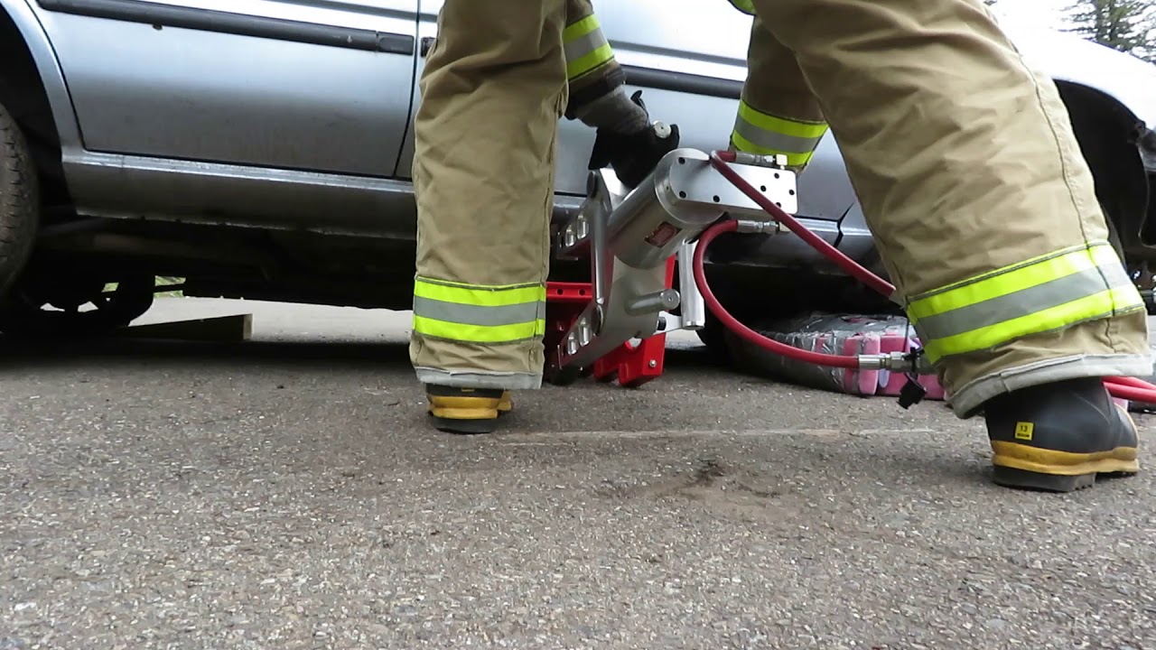 Vehicle Extrication, Stabilization quick lift rescue using spreaders and RescueBlox