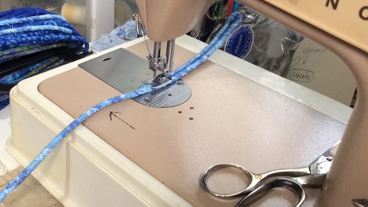 Make a rope handbag wrapped with fabric strips