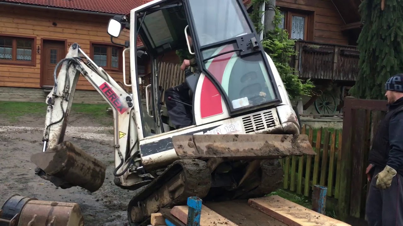 Nakládání bagru terex na domácí vlečku