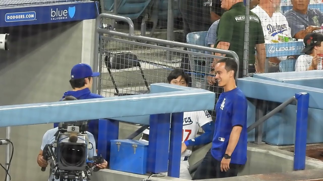 ベンチの大谷翔平選手、山本由伸選手から佐々木朗希選手へと、自分の事だけでなく、他の選手の状況も見ながらベンチを動き回ります。気を遣ってないようでとても気配りのあるチームの柱#shoheiohtani 