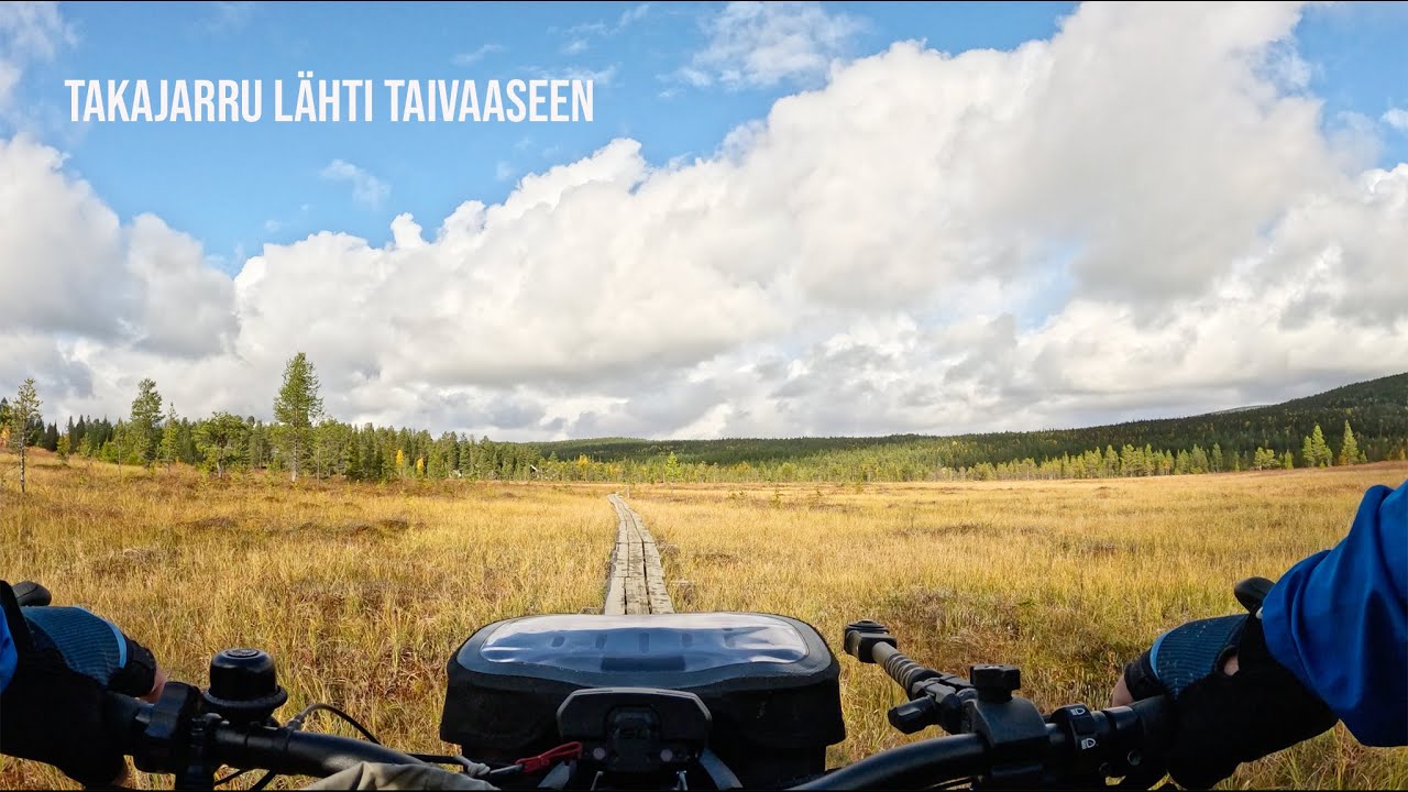 Ylläksen ruskassa pyöräilemässä