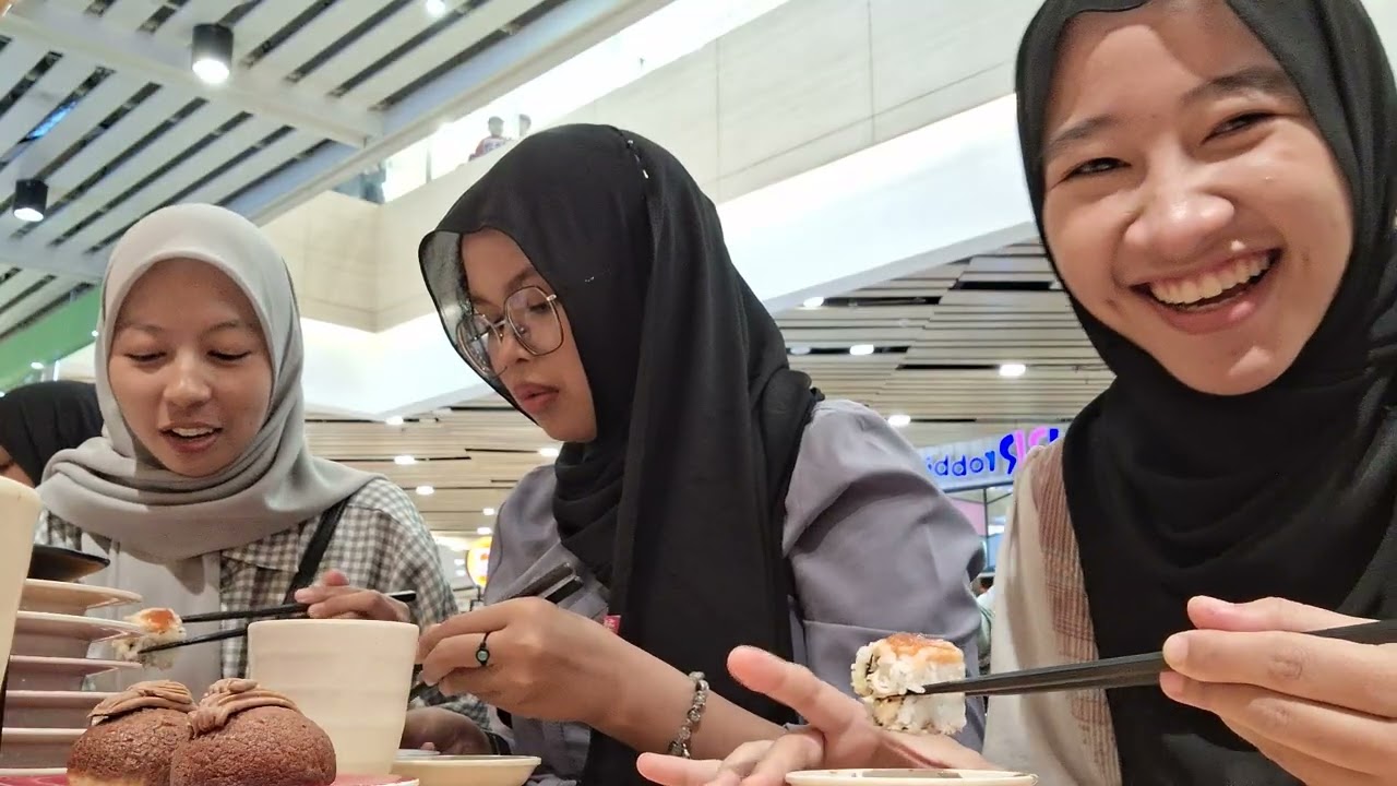 Makan salmon🍣