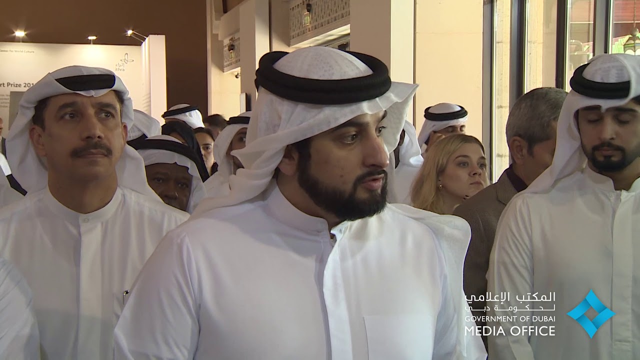 أحمد بن محمد يزور معرض 