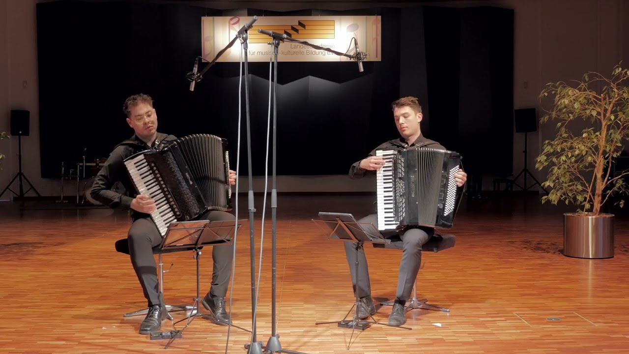 Matt Simon: Echoing of (played by Marius Staible & Daniel Roth)