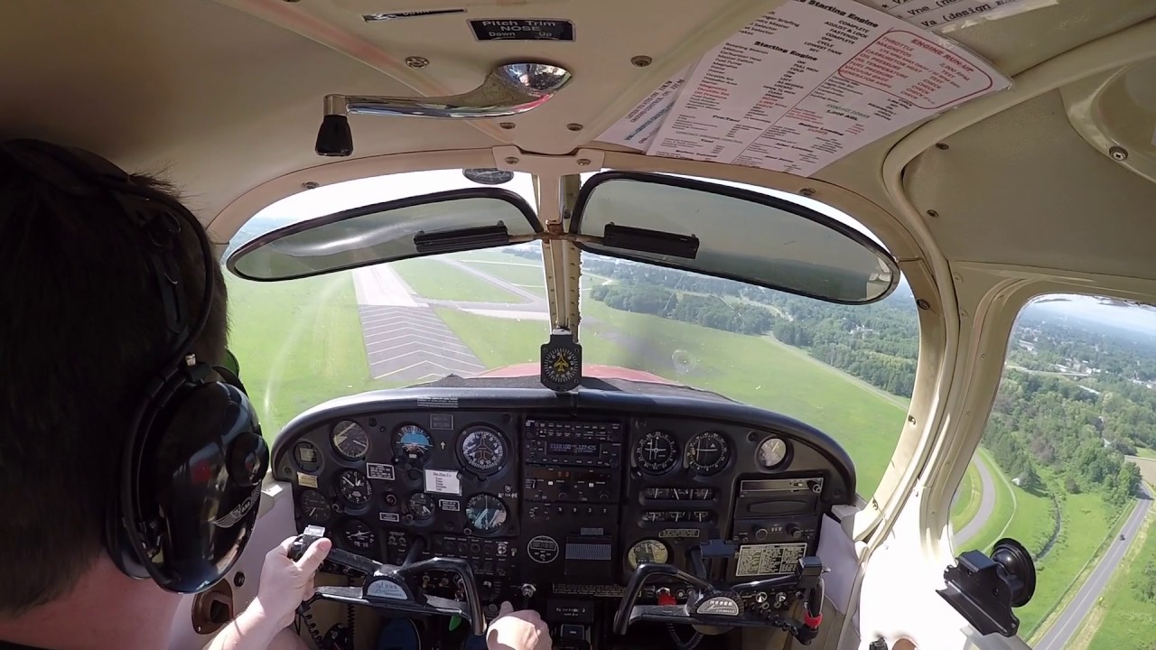 Piper Cherokee landing in gusty crosswind