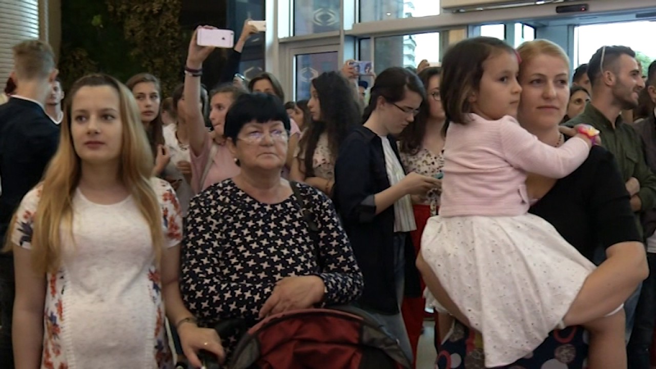 Ora News &ndash; Ring b&euml;n 2 vje&ccedil;, surpriza dhe dhurata p&euml;r vizitor&euml;t