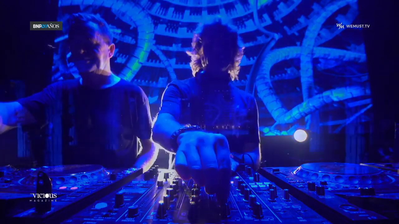 Hernan Cattaneo B2B Nick Warren playing Qoob - Zoe (Mir Omar Remix)