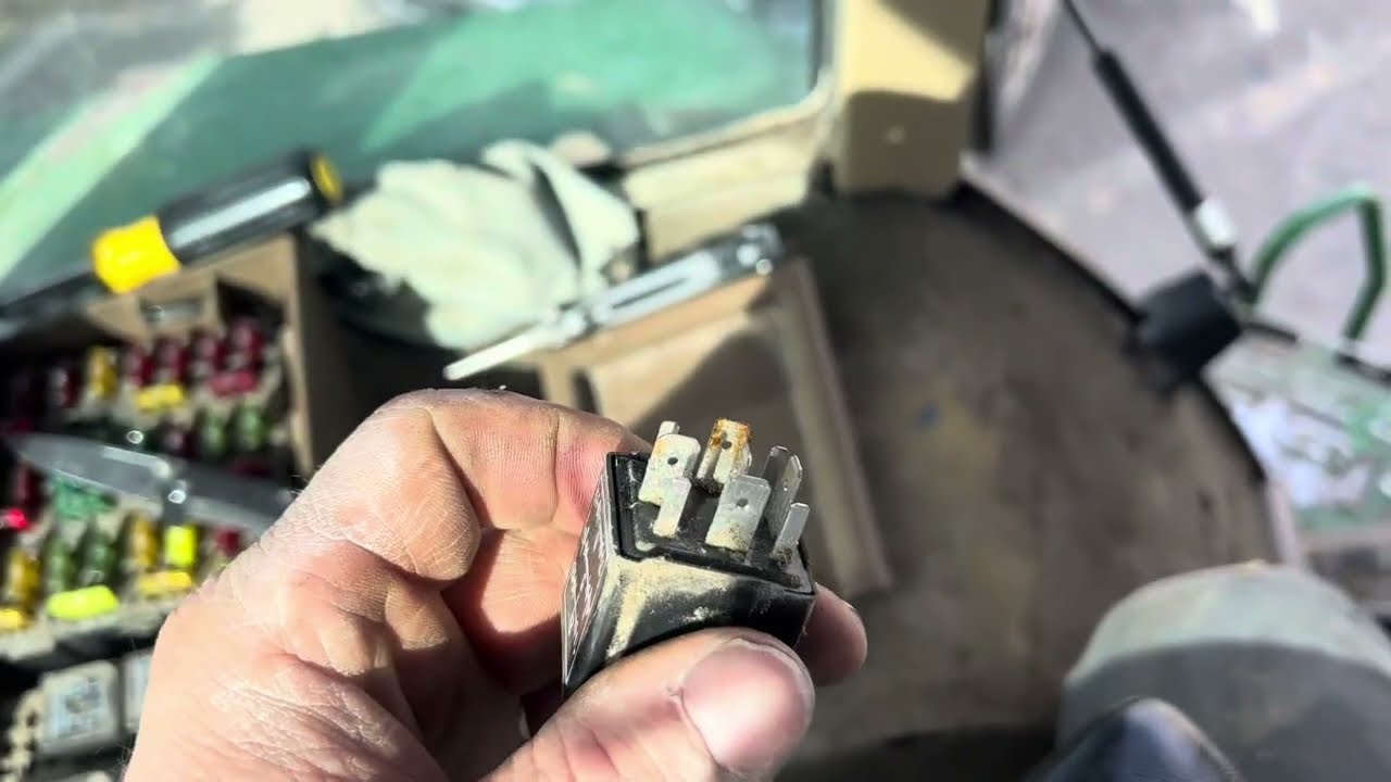 Решено местонахождение скрытого реле John Deere 7710