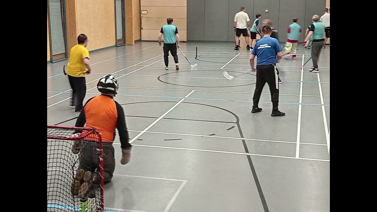 Tänään pelattiin sählyä 4