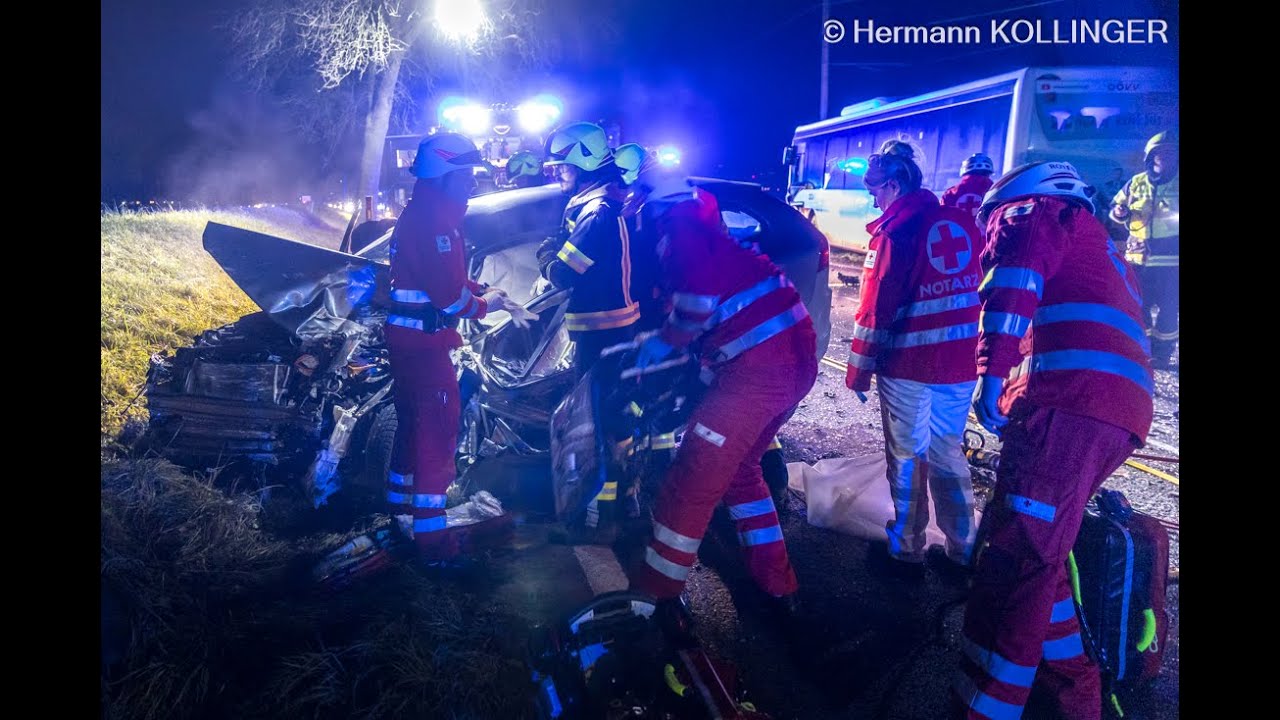 Eingeklemmte Person nach Kollision Autobus - Pkw auf B 129 in Alkoven