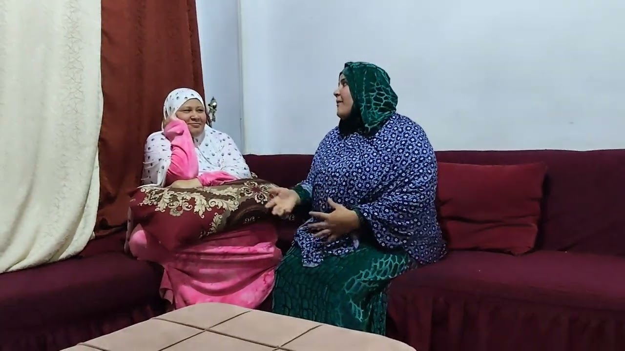 حماتي فرحانة وبتغني في عيد جوازها… وأنا مش قادر أمسك نفسي من الضحك 😂🎤