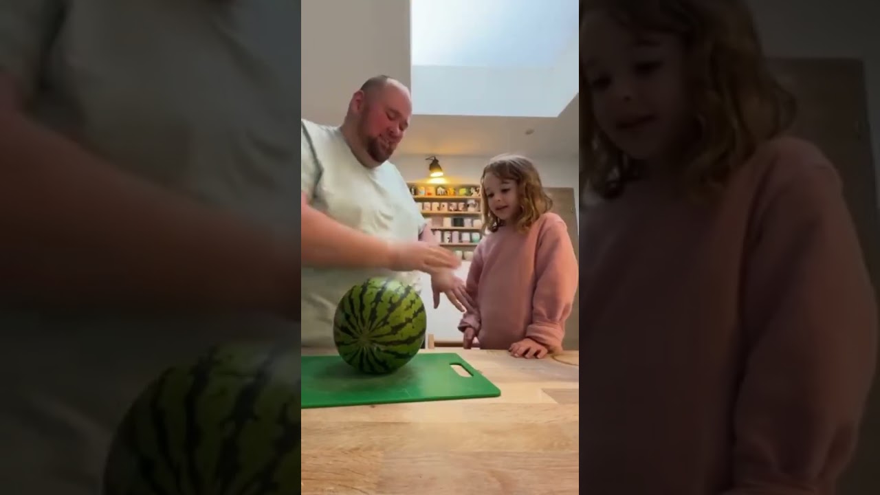 Se grababa jugando junto a su hija...