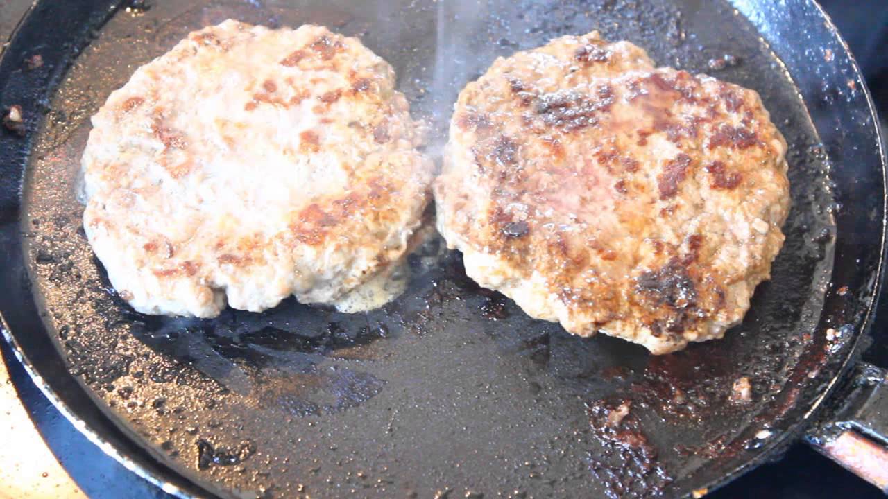 Двойной бургер с голубым сыром и беконом / Double burger with blue cheese and bacon