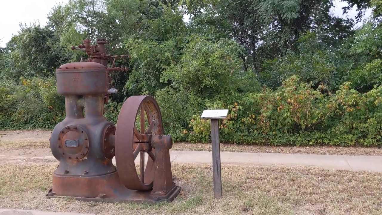 WALKING AROUND IN LLANO TEXAS...very nice small Texas town