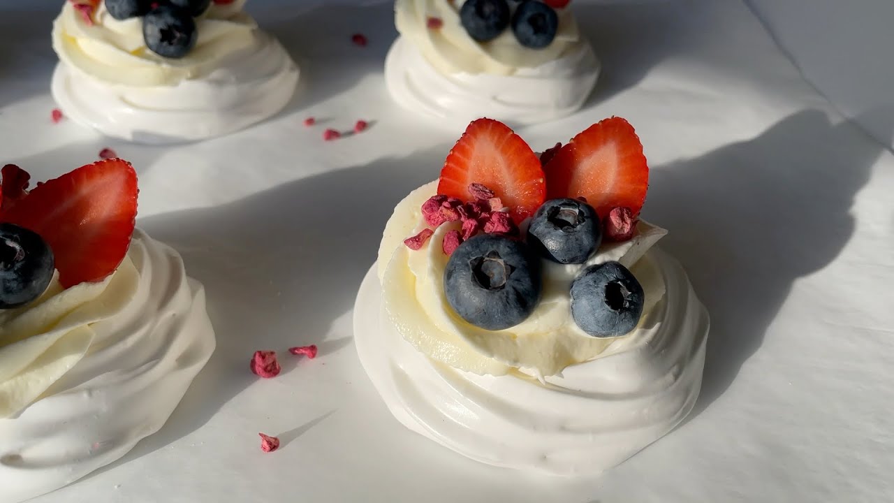 Meringue Mini Cakes – Easy Mini Pavlova's recipe