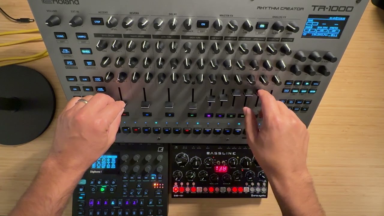 Atmospheric Minimal Techno sketch 13 (TR1000 & Digitone 2 & ES Bassline)