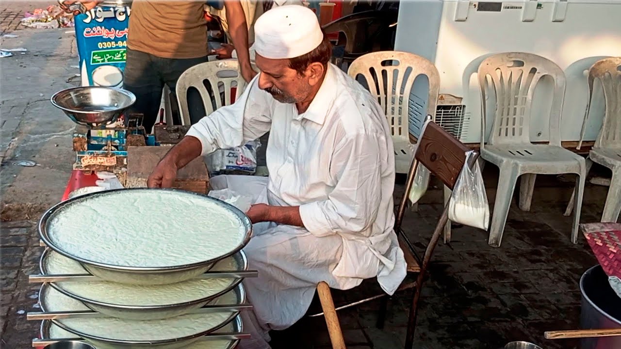 Bahawalpur famous Yogurt, Lassie shop | Inside Fareed Gate | Pakistan Street Food