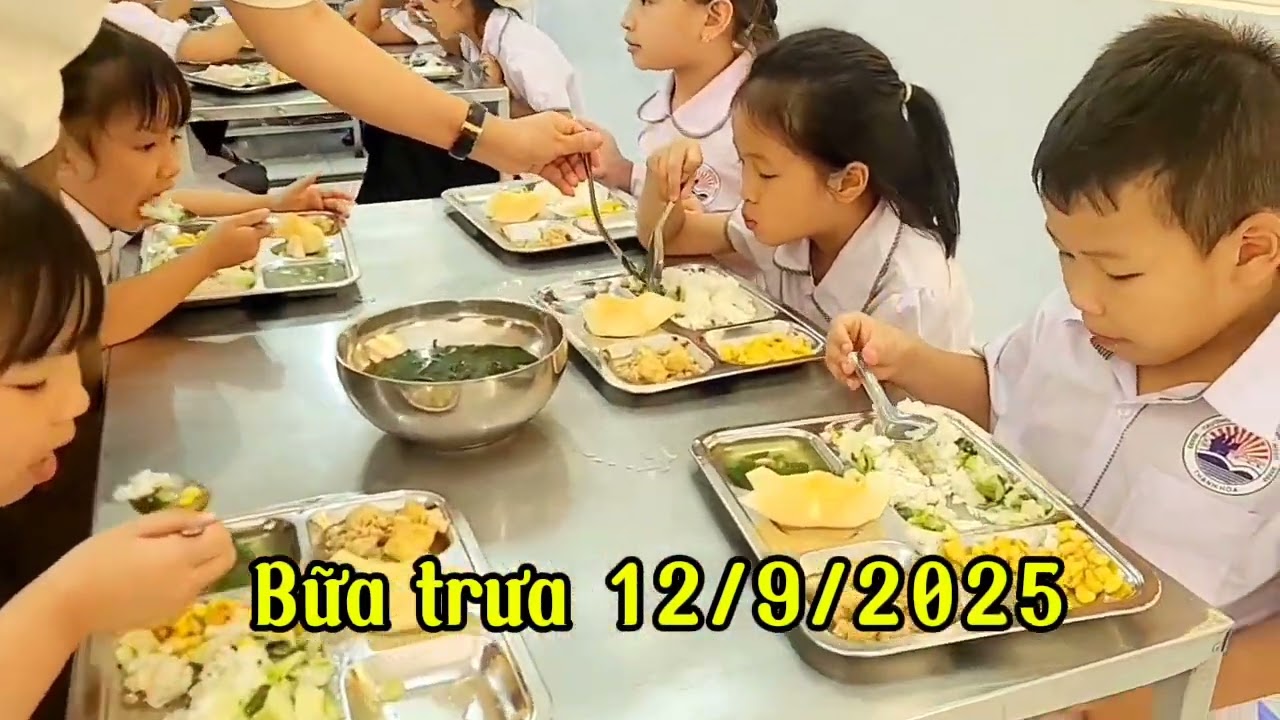 Học sinh ăn bán trú