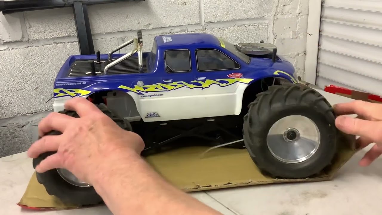 Vintage Kyosho twin nitro engine Gigger Grusher  DuelForce