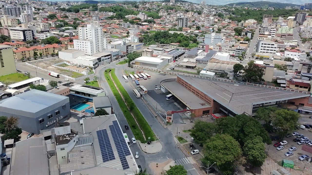 um voo de drone mostrando um pouco da cidade de Divinópolis. Na area da Rodoviária . 07-12-25