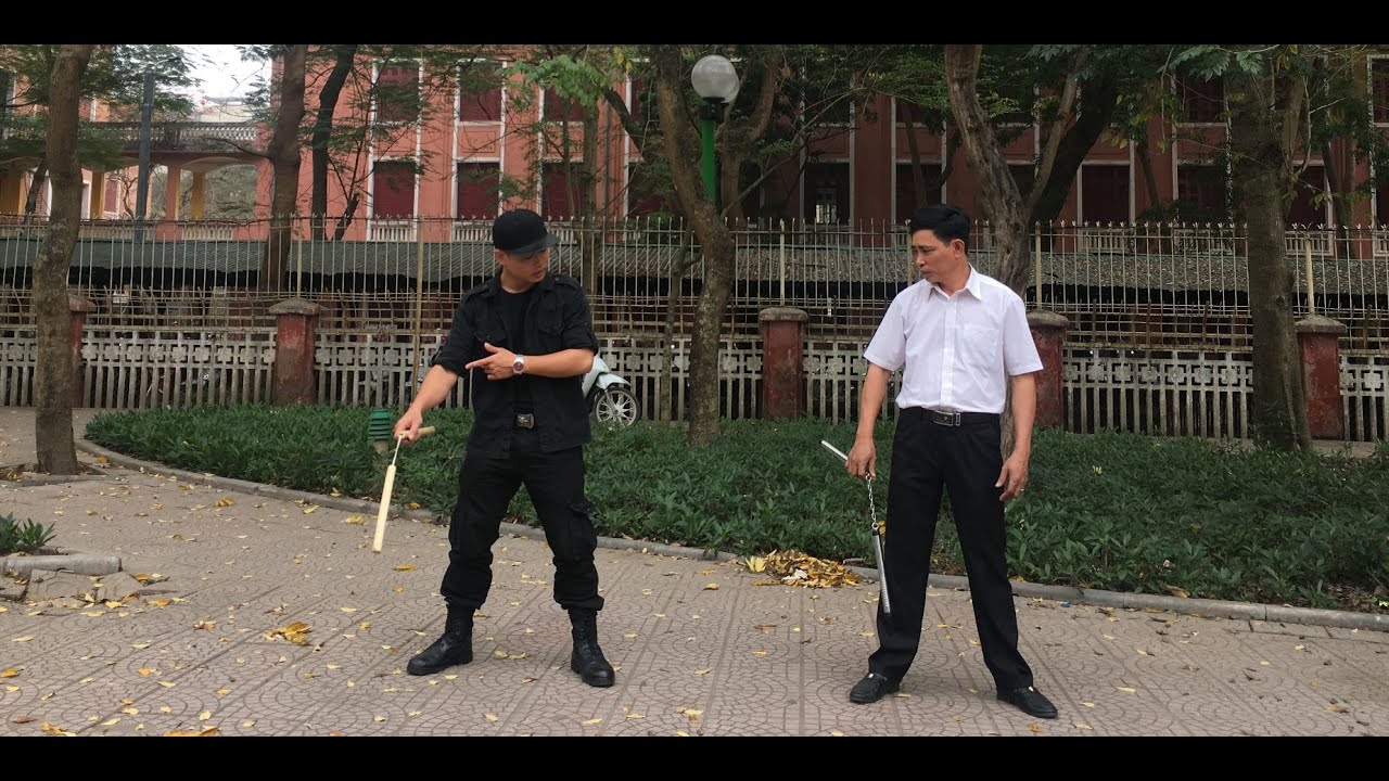 Mr. Huy Côn hướng dẫn côn nhị khúc cho anh Nam sn 1970