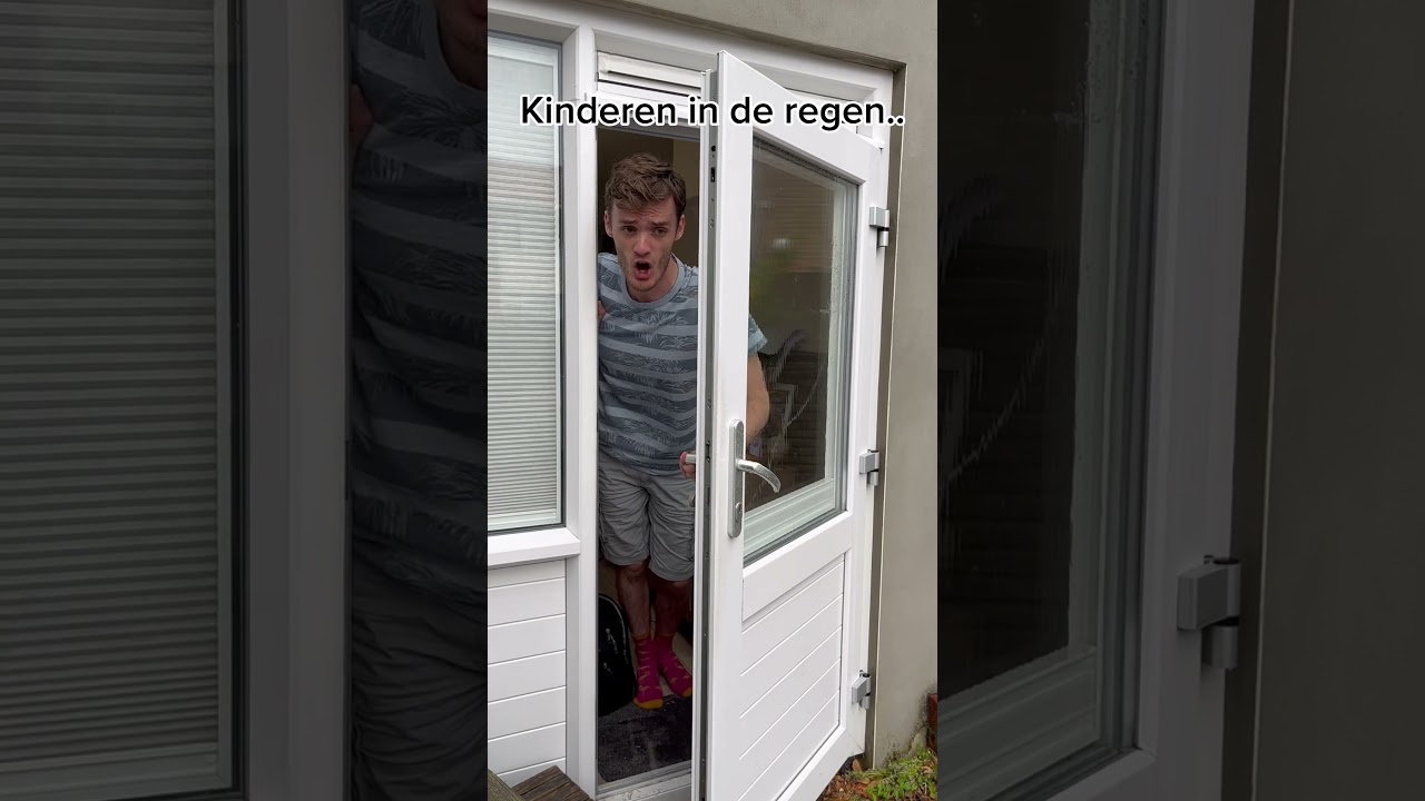 Kinderen in de regen 🌧️ #teamplagiaat #kinderen #regen #onweer #buitenspelen #ouders