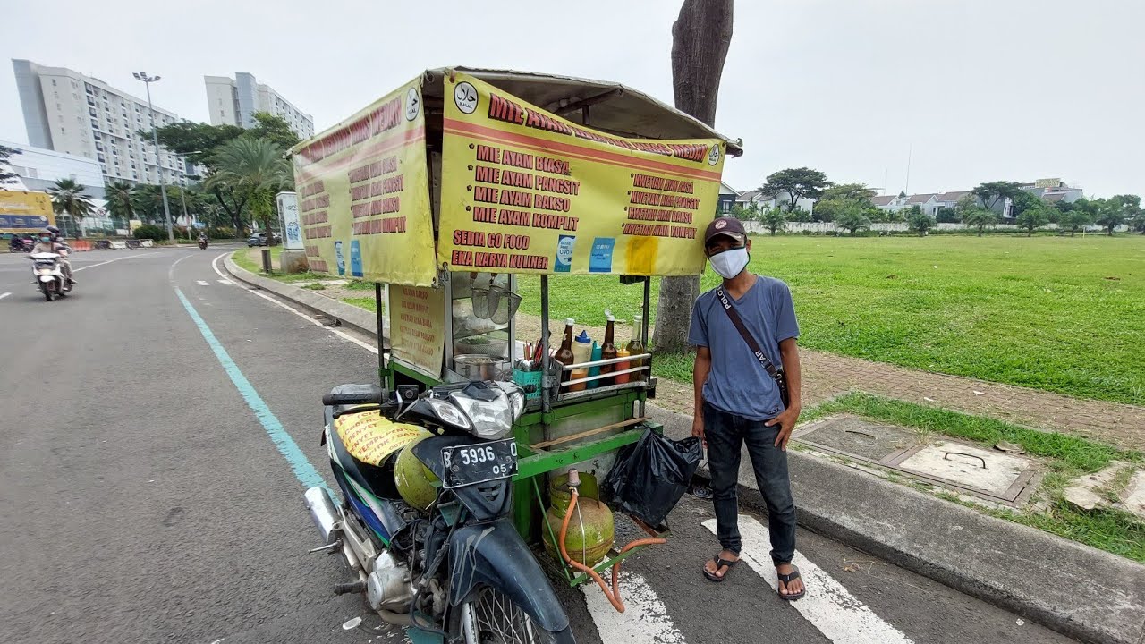 HARGA RP. 18 RIBU DAPAT MIE AYAM KOMPLIT !!! JUALAN PAKAI GEROBAK MOTOR - INDONESIAN STREET FOOD