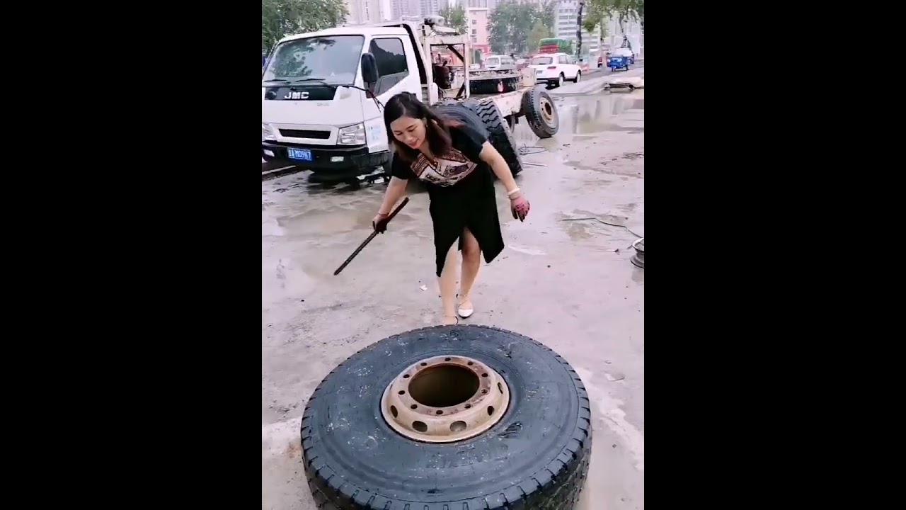 Female car mechanic changes tires Car , Cute  girl changes car tires Very Fast # 16