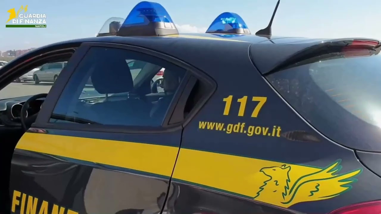 Quarto, non si ferma all'alt e tenta di aggredire i militari con una siringa: 47enne bloccato