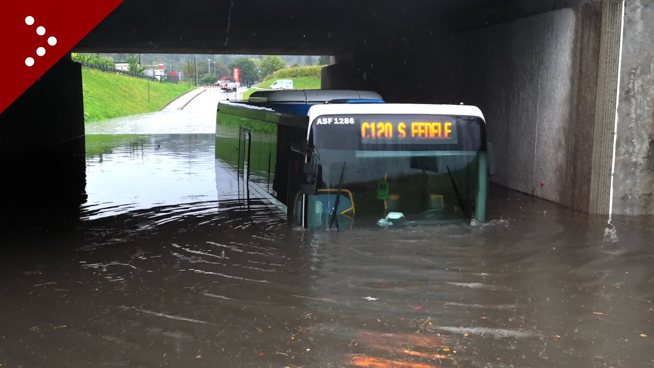 Maltempo, pullman bloccato nell'acqua a Grandate (Como)
