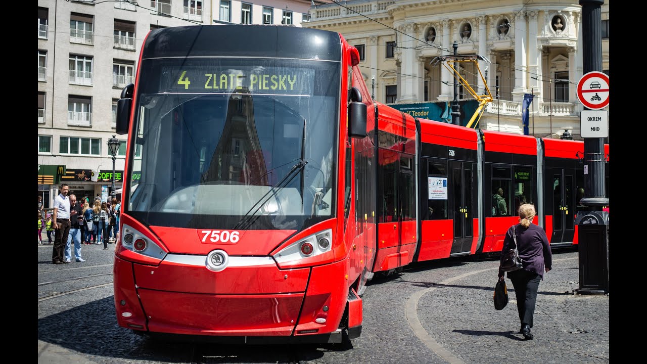 Recenzia s dizajnérom: Nová električka v Bratislave sa smeje ako blázon