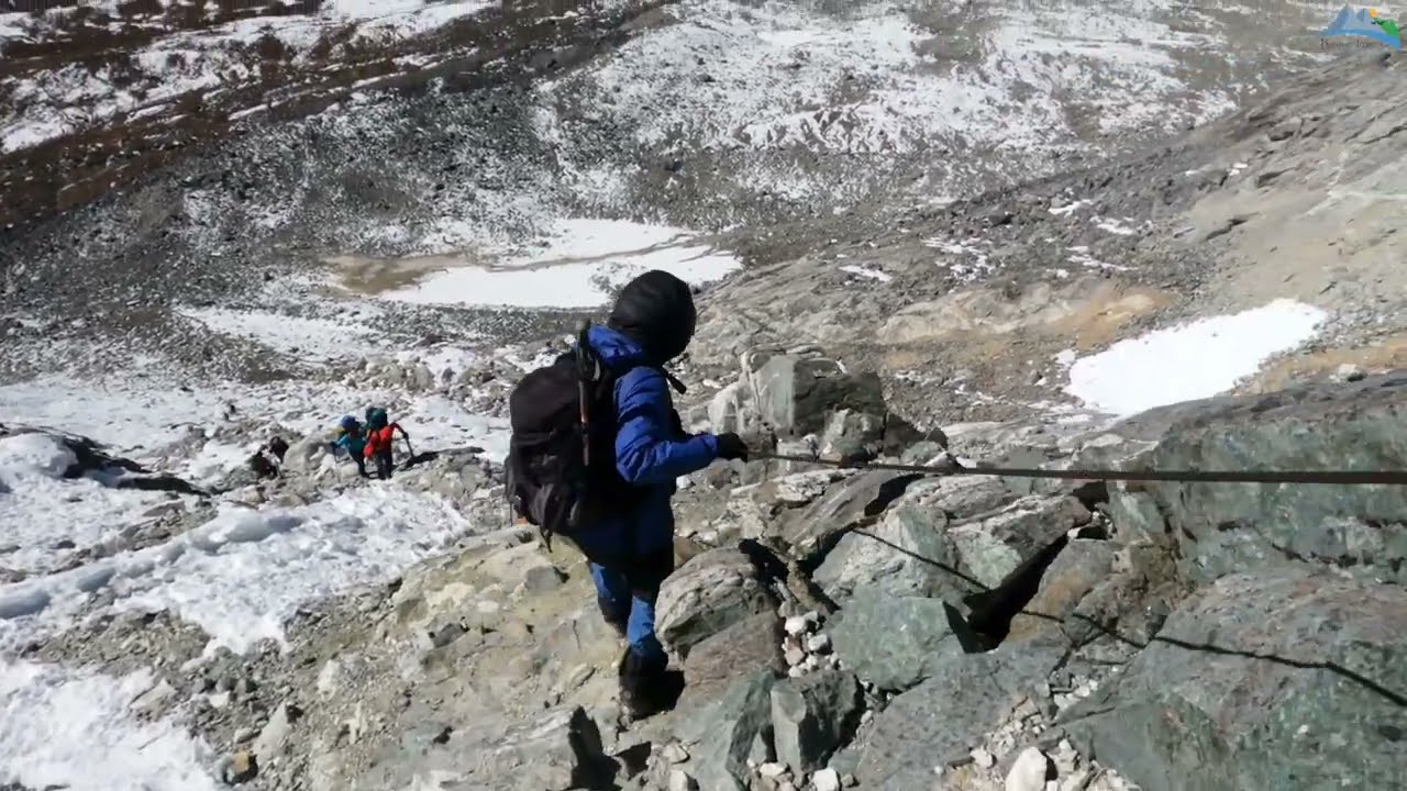 We are going down the Cho La pass | Steep downhill descent from Everest Cho La pass