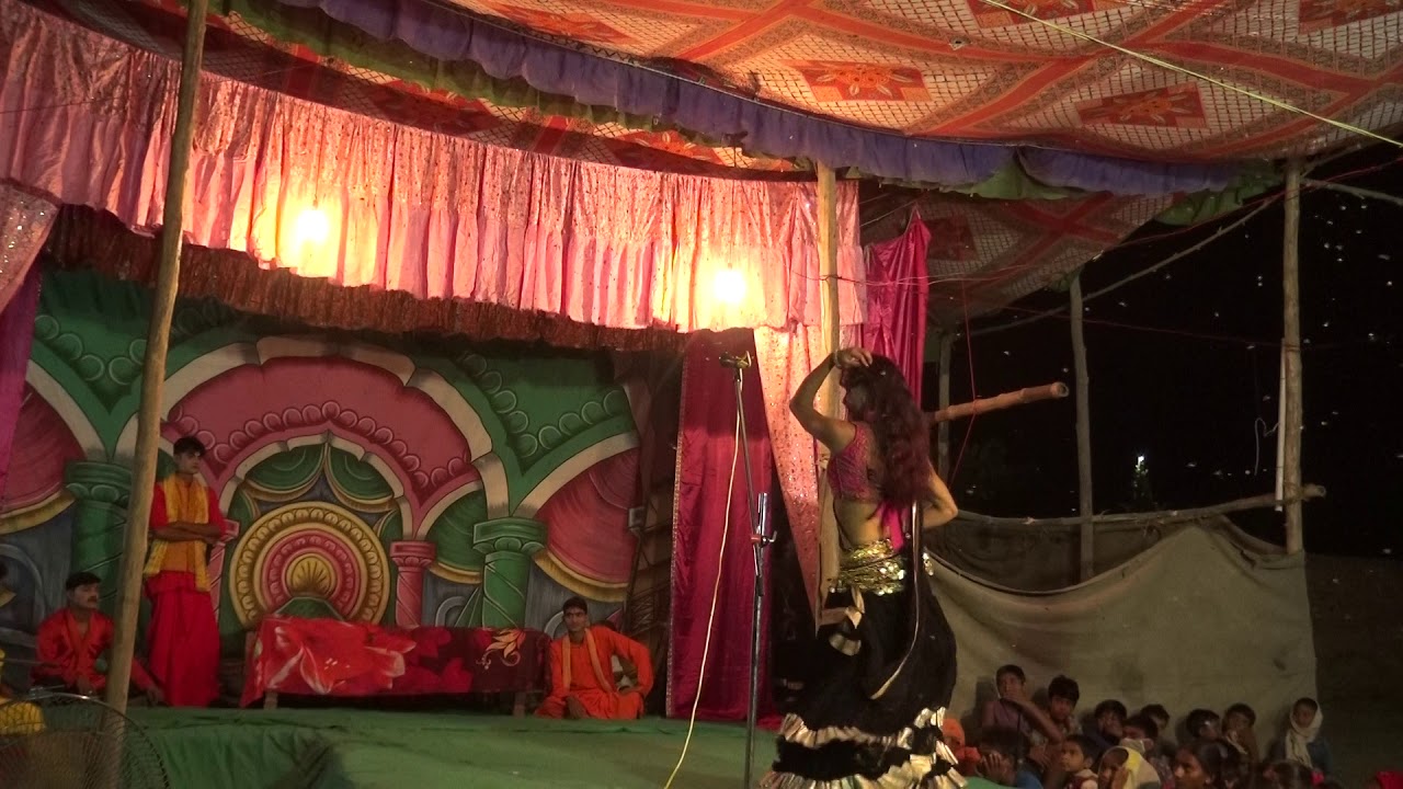 राघवेन्द्र रामलीला मंच रैपुरा में सखी का सुन्दर नृत्य और गायन