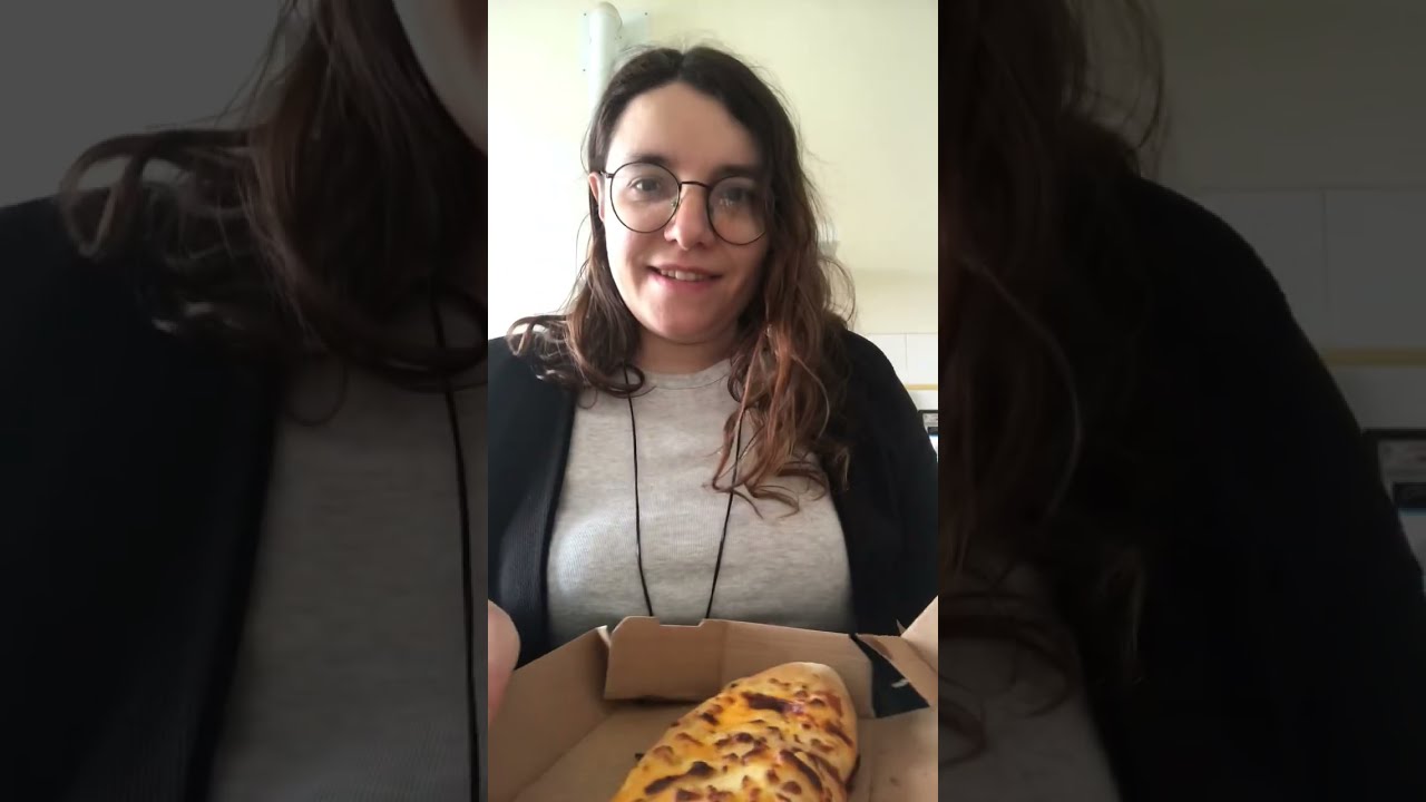 Dégustation de pizza calzone cheddar Domino ‘ s pizza . Video in French and English 👋