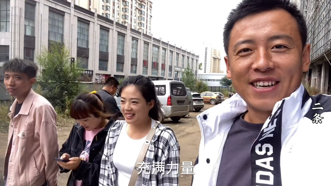 参加朋友婚礼，饭桌上大伙开心吃饭，二条说啥话瞬间感觉不香了？